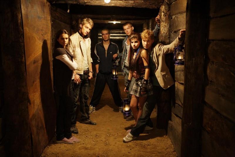 Horror company. Группа молодых людей в бункере. Ужасы про компанию друзей в заброшенном здании.